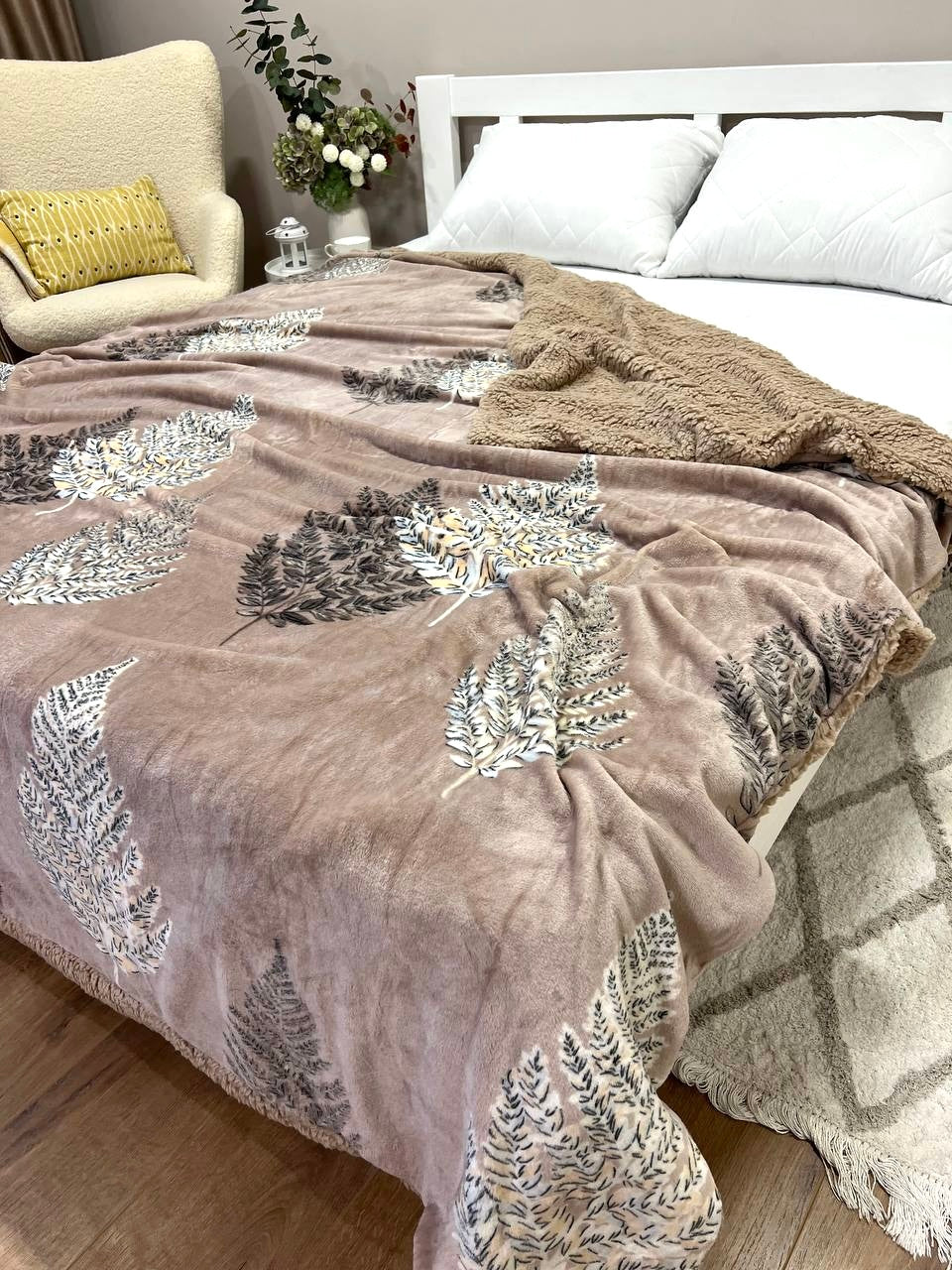 Veloursdecke mit Muster