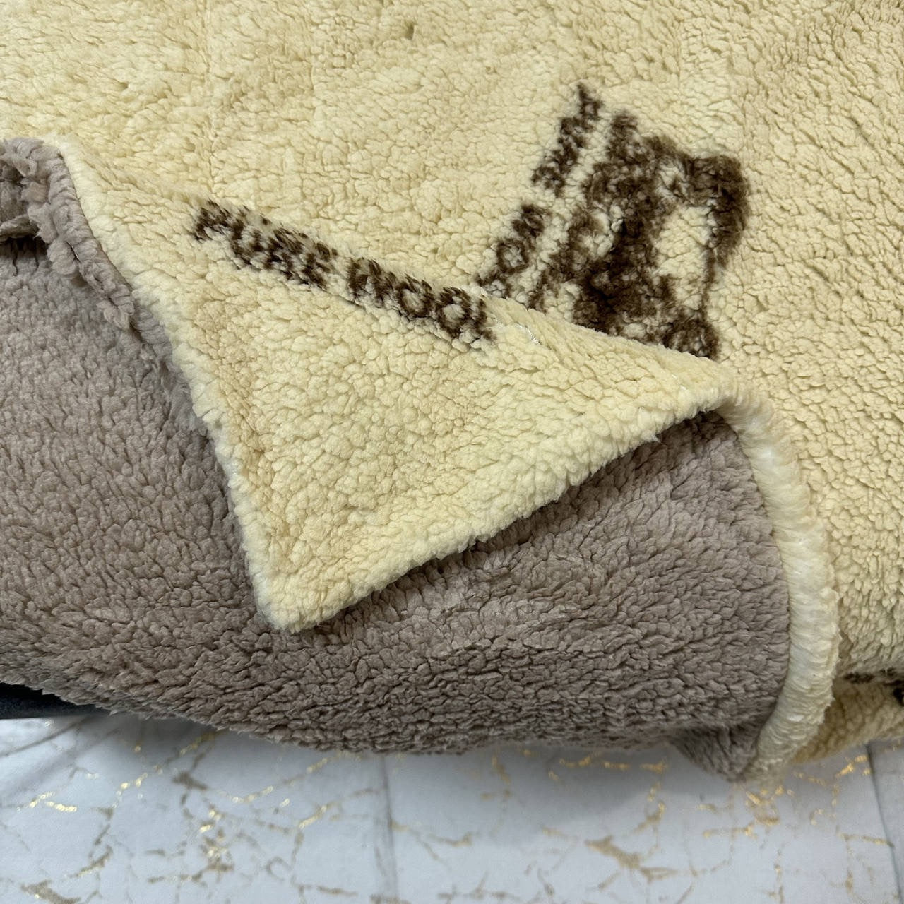 Veloursdecke mit Muster