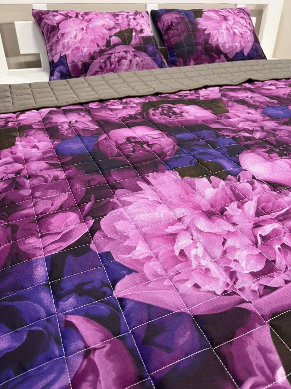 Tagesdecke mit Kissen mit Pfingstrosenmuster