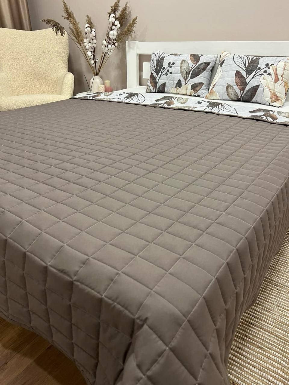 Tagesdecke mit Kissen mit Magnolienblütenmuster