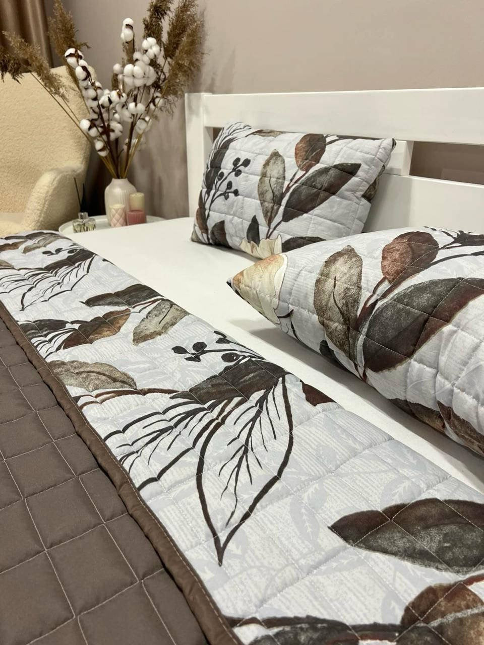 Tagesdecke mit Kissen mit Magnolienblütenmuster