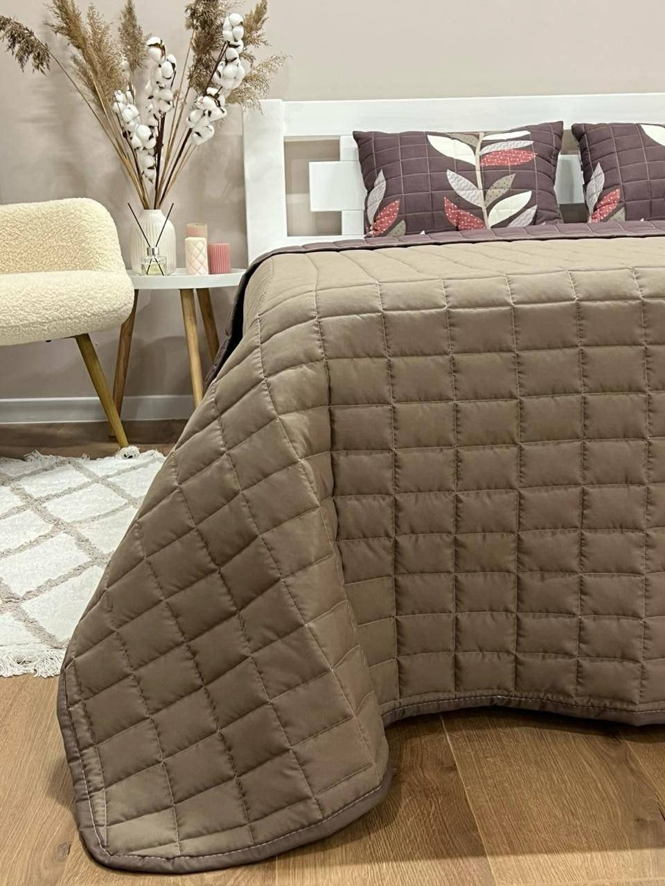 Tagesdecke mit Kissen mit Schokoladenblattmuster