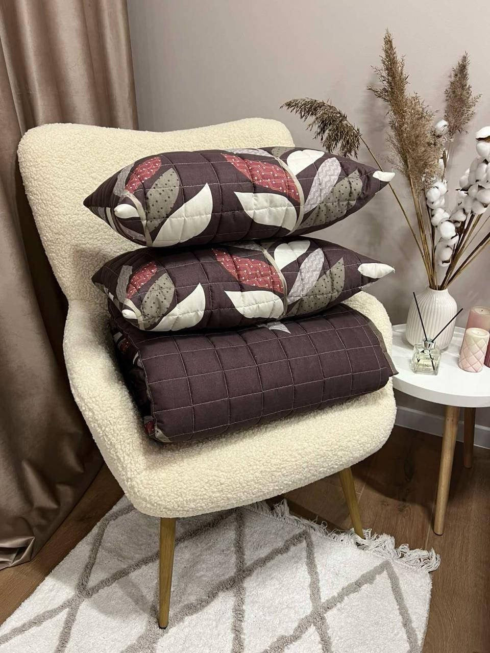 Tagesdecke mit Kissen mit Schokoladenblattmuster