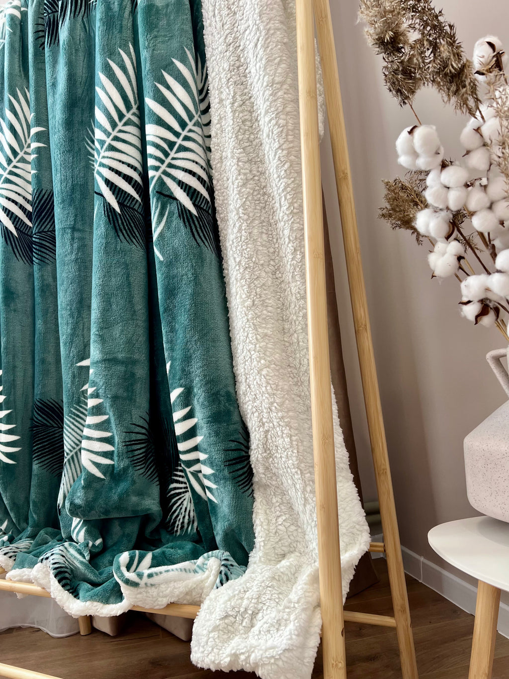 Veloursdecke mit Muster