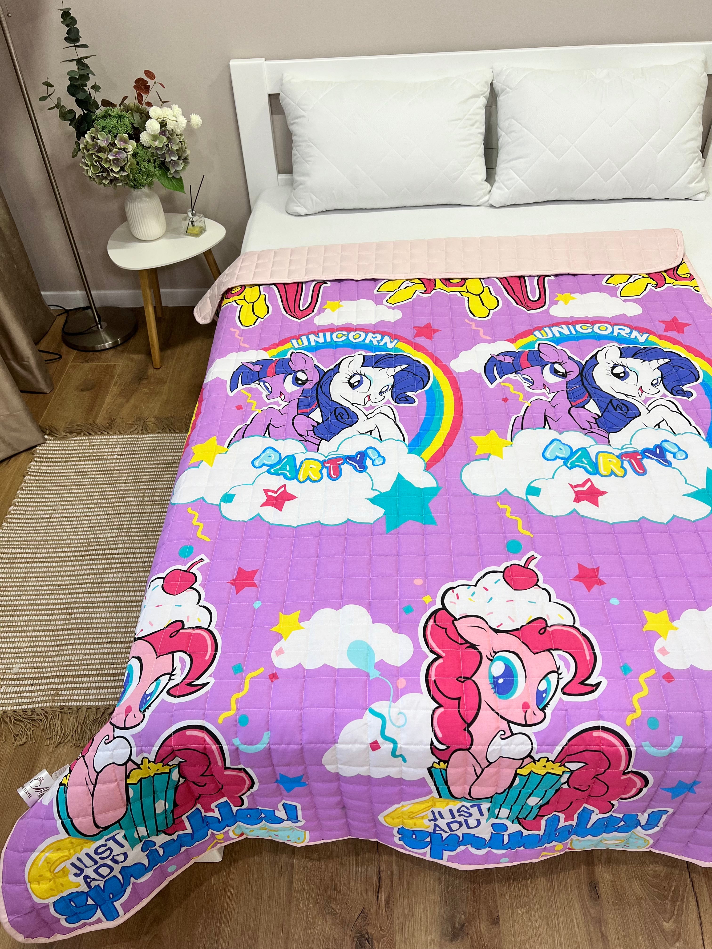 Kinderdecke mit Einhorn-Muster